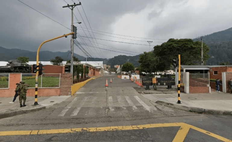 Militar con uniforme de camuflaje esposado, en referencia a la captura del coronel en Bogotá