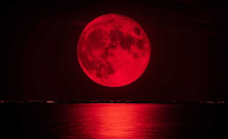 Luna con tono rojizo durante el eclipse lunar conocido como Luna de sangre