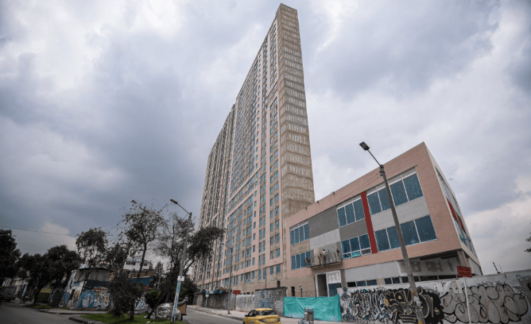 Fachada de un edificio de gran altura en Bogotá con culatas grises y sin vegetación visible