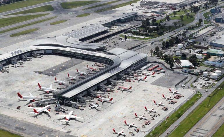 Torre de control y pista del Aeropuerto El Dorado durante la falla reportada en el sistema de radar