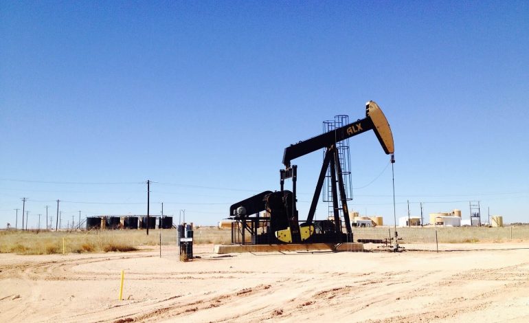 Torre de perforación petrolera en una zona rural, en referencia al inicio del fracking en Colombia