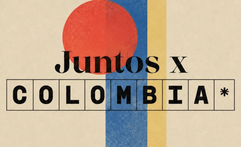 Escenario de concierto iluminado con público, en referencia a la iniciativa Juntos x Colombia en Bogotá