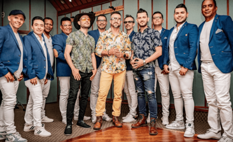 Integrantes de la agrupación Los 50 de Joselito posan juntos antes de su concierto de música tropical