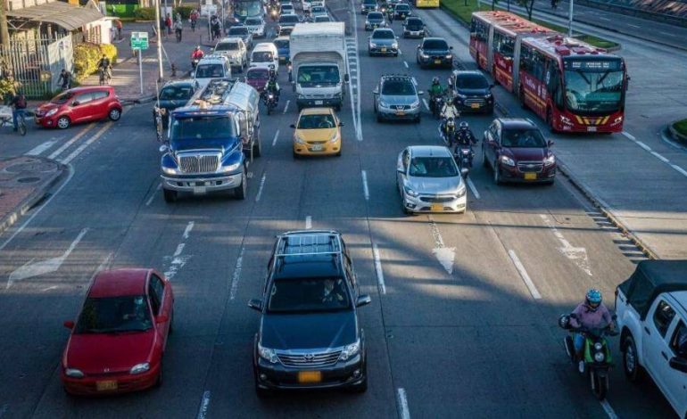Tráfico vehicular en una de las vías principales de Bogotá durante el pico y placa