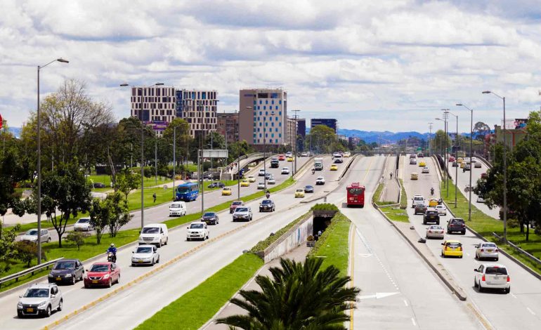 Vehículos particulares circulan por una avenida de Bogotá durante la jornada de pico y placa