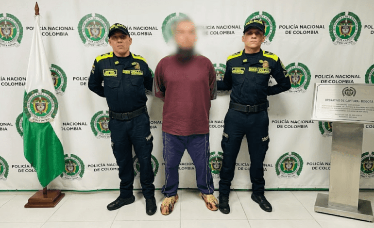 Uniformados de la Sijin y el GOES custodiando diligencia de allanamiento y captura en Bogota
