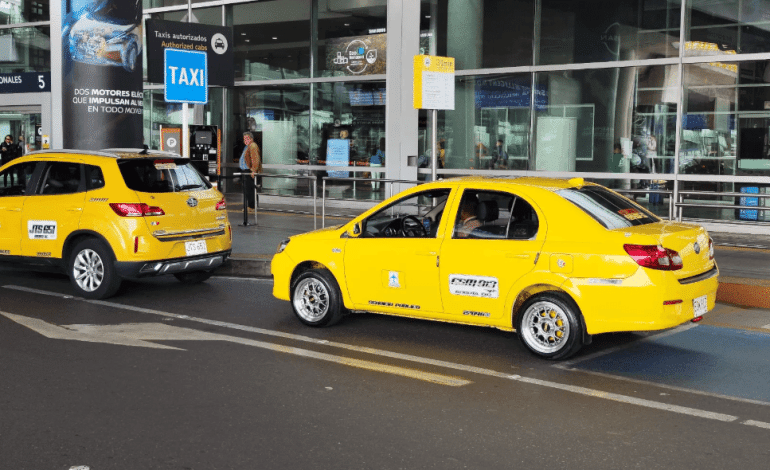 Uniformados de la Policia Nacional custodiando la captura de un taxista en Bogota