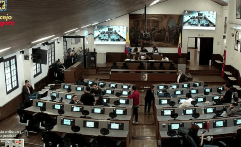 Cabildantes debatiendo en el recinto del Concejo de Bogotá sobre trámites y movilidad
