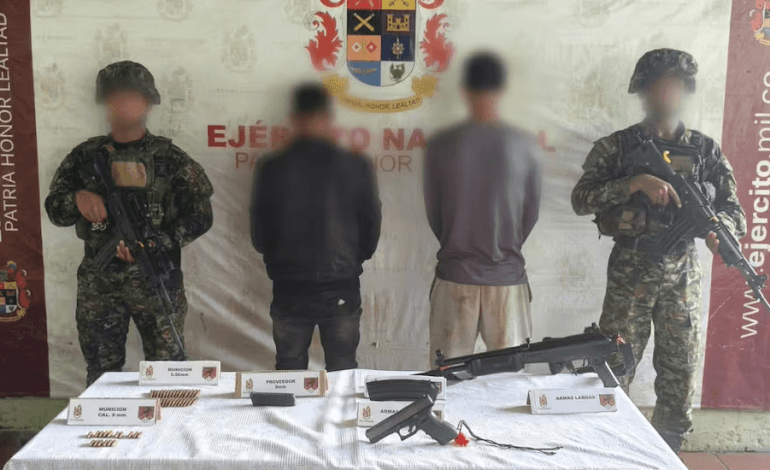 Soldados custodiando fusiles y material de guerra tras un proceso de desmovilizacion