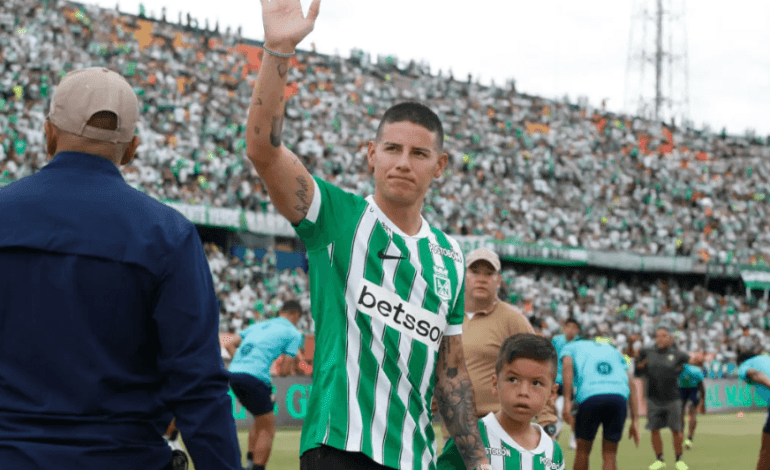 Capitán de la selección colombiana de fútbol con el brazalete puesto antes de un partido