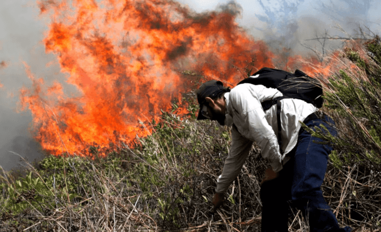 Humo denso cubriendo la cordillera cerca a Villa de Leyva durante labores de bomberos