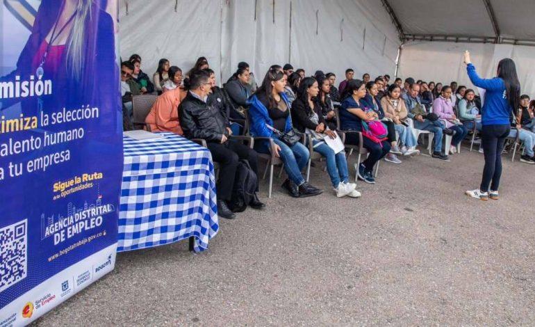 Personas postulándose en una feria de empleo formal en Bogotá con hoja de vida
