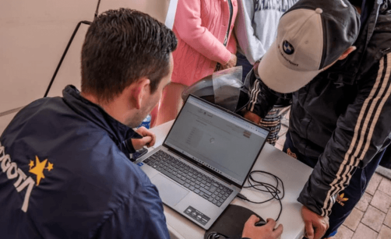 Asistentes participando en una feria de empleo en Bogotá