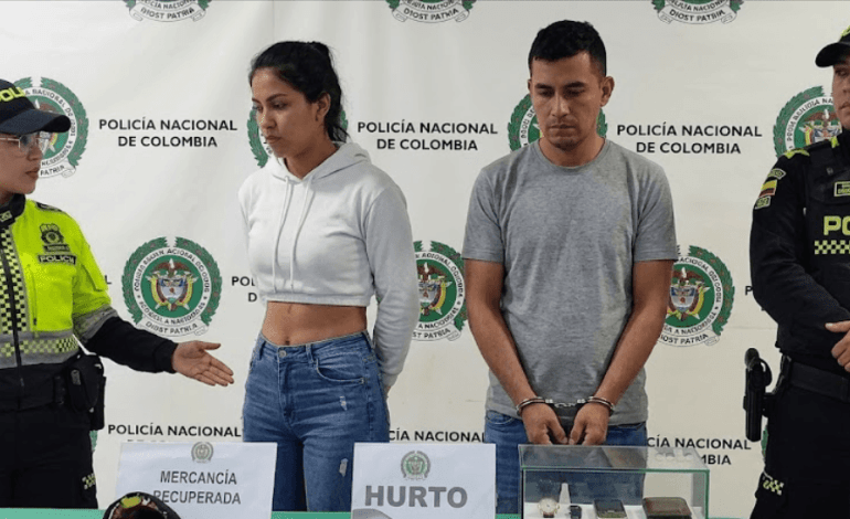 Patrulla policial custodiando un vehículo inmovilizado tras un caso de hurto