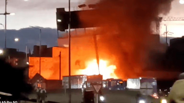 Bomberos atendiendo el incendio en una bodega de vehículos en Fontibón, Bogotá