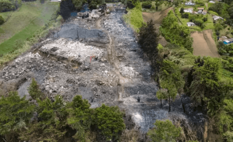 Bomberos controlando focos de humo tras un incendio en una bodega industrial de Rionegro