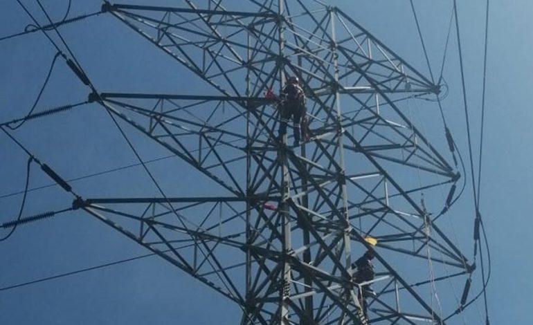 Cuadrilla técnica inspeccionando redes eléctricas para prevenir incendios