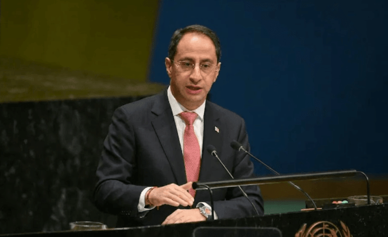 El vicepresidente Jose Manuel Restrepo saludando en el estrado principal de la ONU