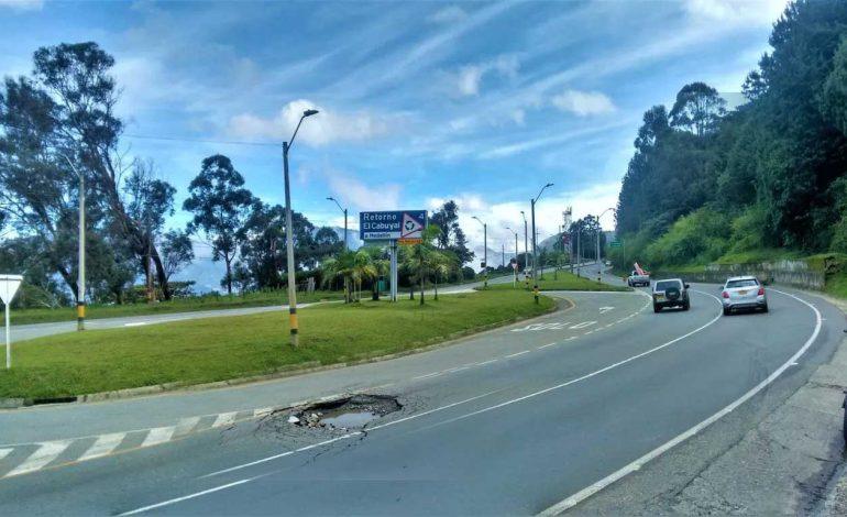 vía Medellín - Bogotá con huecos