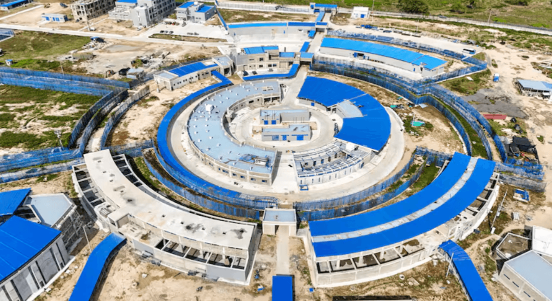 Panoramica y pabellones de la megacarcel Renacer construida bajo supervision de la USPEC
