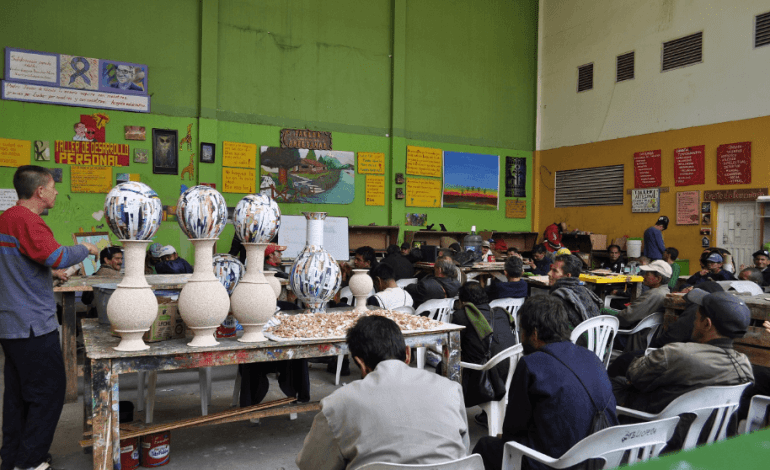 Habitantes de calle recibiendo alimentación en el nuevo Centro de Acogida Mi Refugio en Tunjuelito