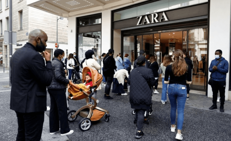 Fachada de una tienda de ropa en un centro comercial durante una inspección oficial