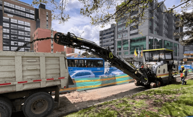 Maquinaria pesada adelantando obras viales en la intersección de la calle 100 en Bogotá