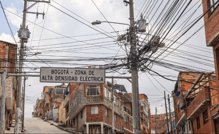 Poste con exceso de cableado aereo en una calle urbana de Bogota