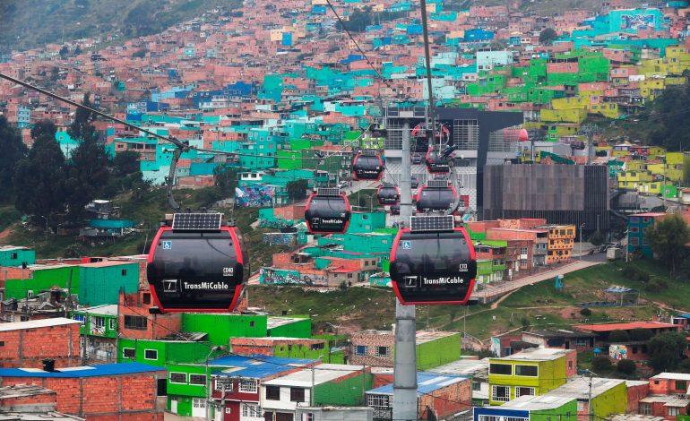 Cabinas del sistema TransMiCable sobrevolando el suroriente de Bogotá