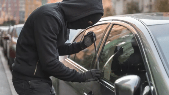 Robo en Kennedy: hurtan hasta $17 millones de un carro