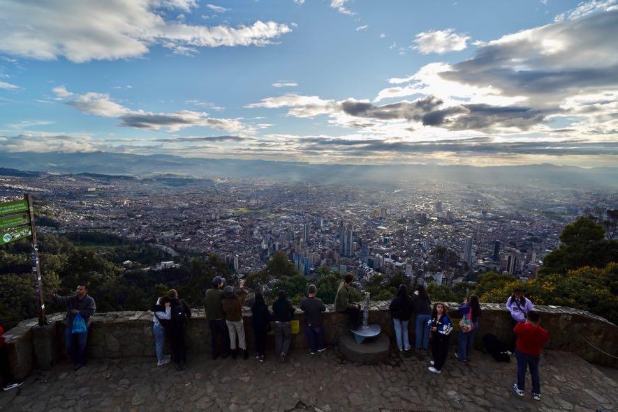 El turismo en Bogotá creció un 0,4 % al recibir 7,3 millones de viajeros durante el primer semestre, impulsado por la gastronomía y la oferta cultural.
